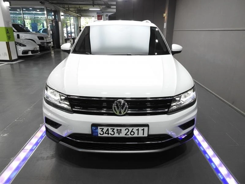 VW Tiguan 2nd Generation Premium* ДИСТРОНИК, снимка 3 - Автомобили и джипове - 54863894