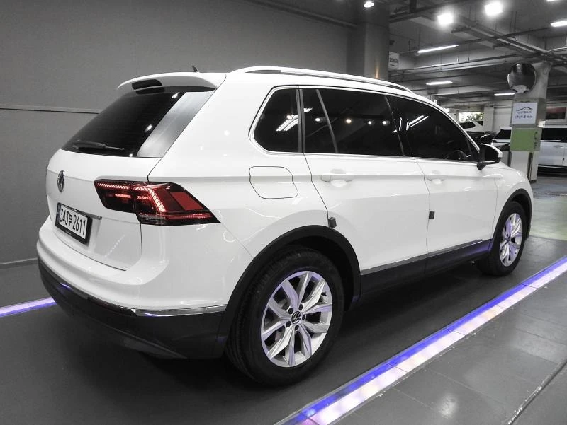 VW Tiguan 2nd Generation Premium* ДИСТРОНИК, снимка 4 - Автомобили и джипове - 54863894