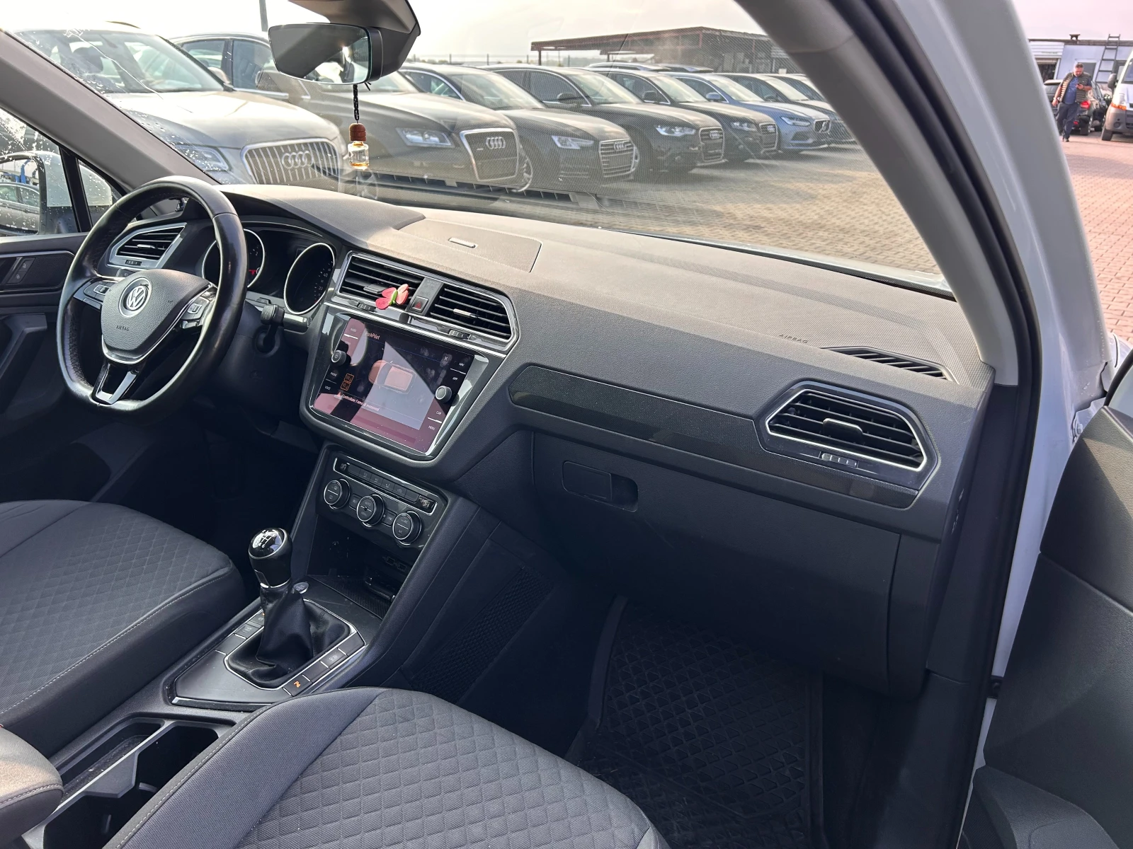 VW Tiguan 1.6TDI NAVI EURO 6 - изображение 10