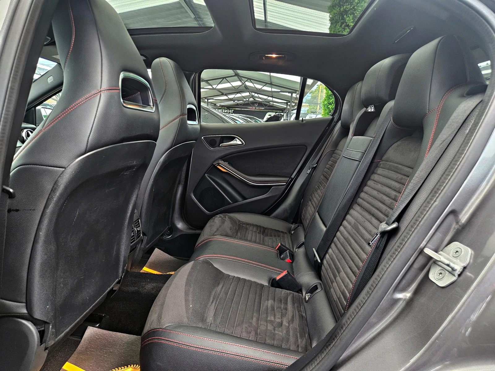 Mercedes-Benz GLA 220 AMG/4MAT/PANO/CAMERA/ПОДГРЕВ/АМБИЕНТ/CAR PLAY/LIZI, снимка 17 - Автомобили и джипове - 55217287