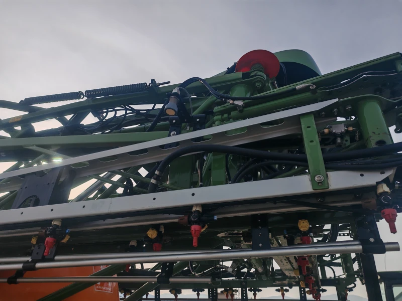 Пръскачка Amazone UX 3200 Special Premium , снимка 9 - Селскостопанска техника - 52654905