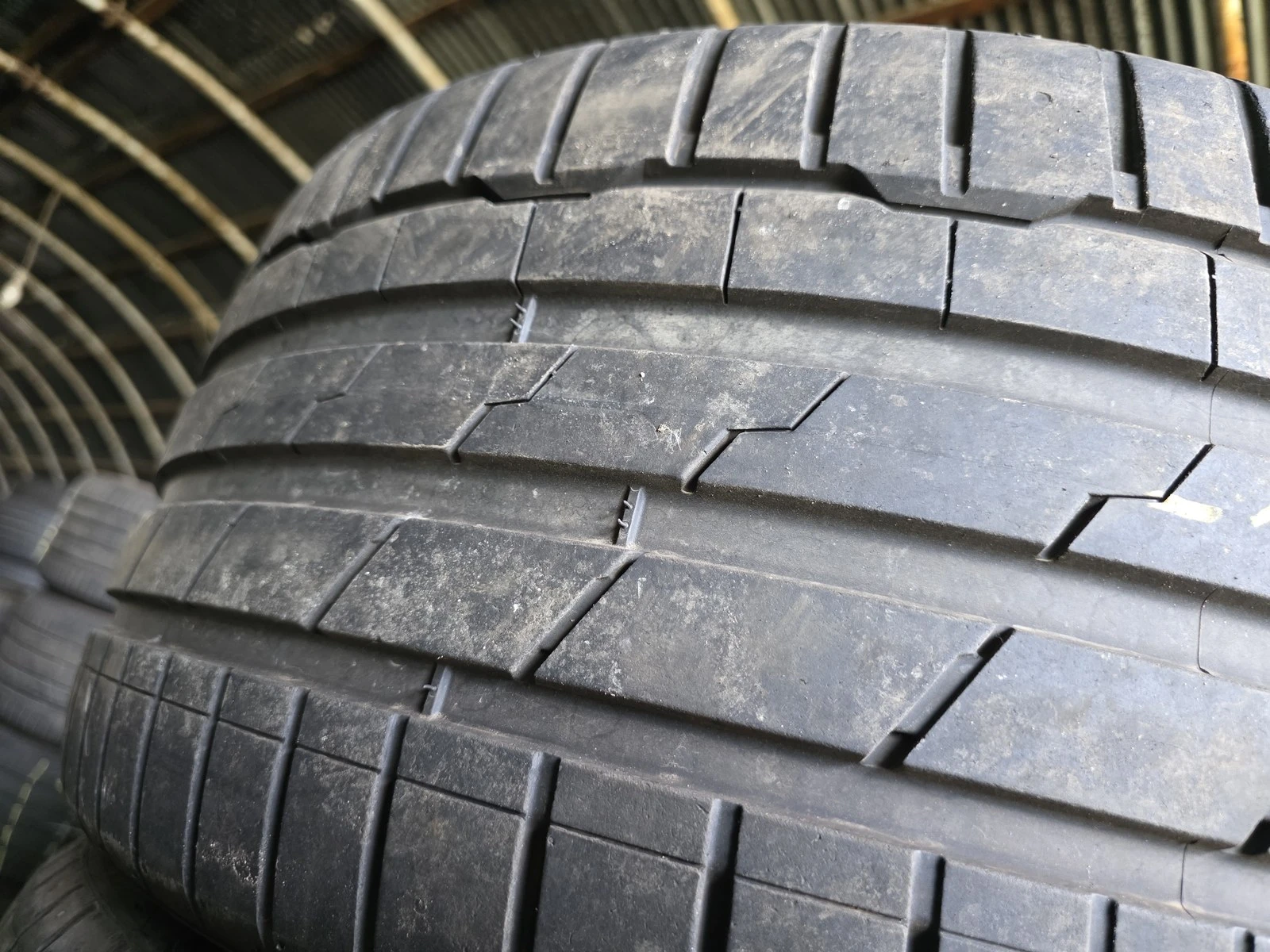 Гуми Летни 255/30R20, снимка 2 - Гуми и джанти - 56664381