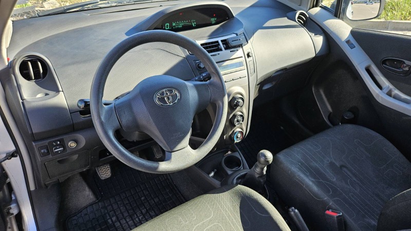 Toyota Yaris, снимка 16 - Автомобили и джипове - 46191501