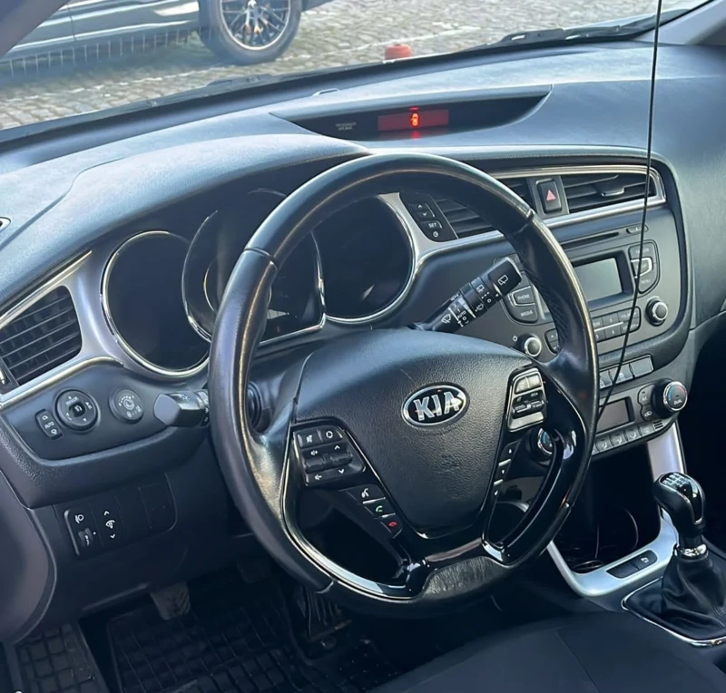 Kia Ceed SW, снимка 10 - Автомобили и джипове - 47767630