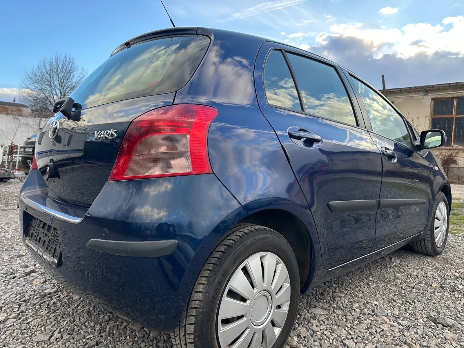 Toyota Yaris 1.3 Автомат - изображение 9