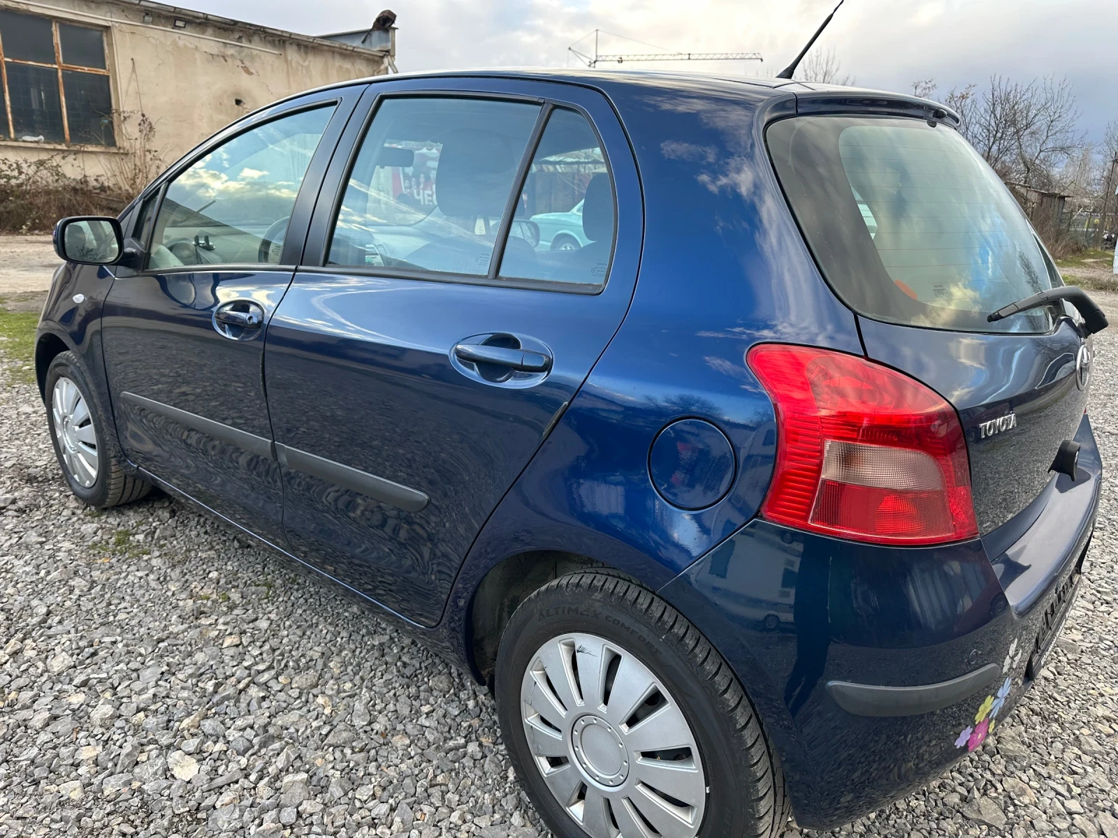 Toyota Yaris 1.3 Автомат - изображение 6