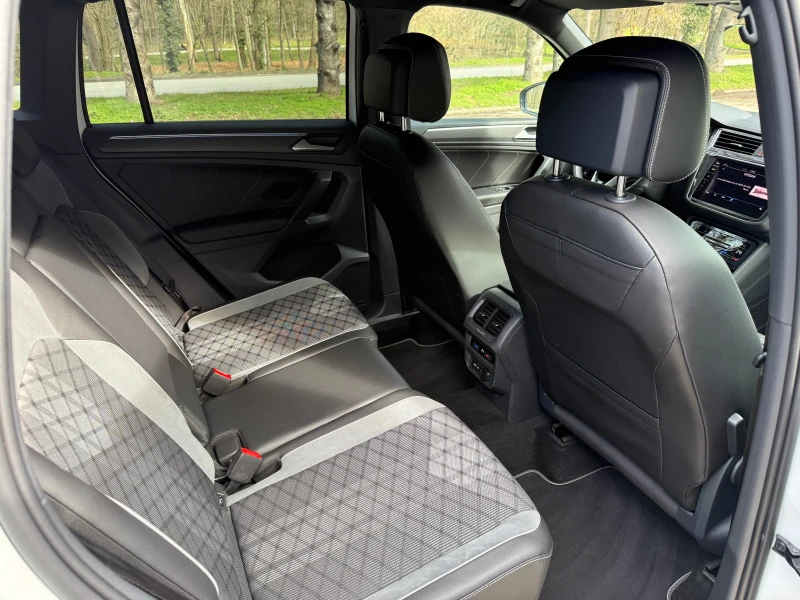 VW Tiguan 4MOTION* 3xR-LINE* ЛИЗИНГ* IQ* DIST* CAM360* FULL, снимка 11 - Автомобили и джипове - 53499704