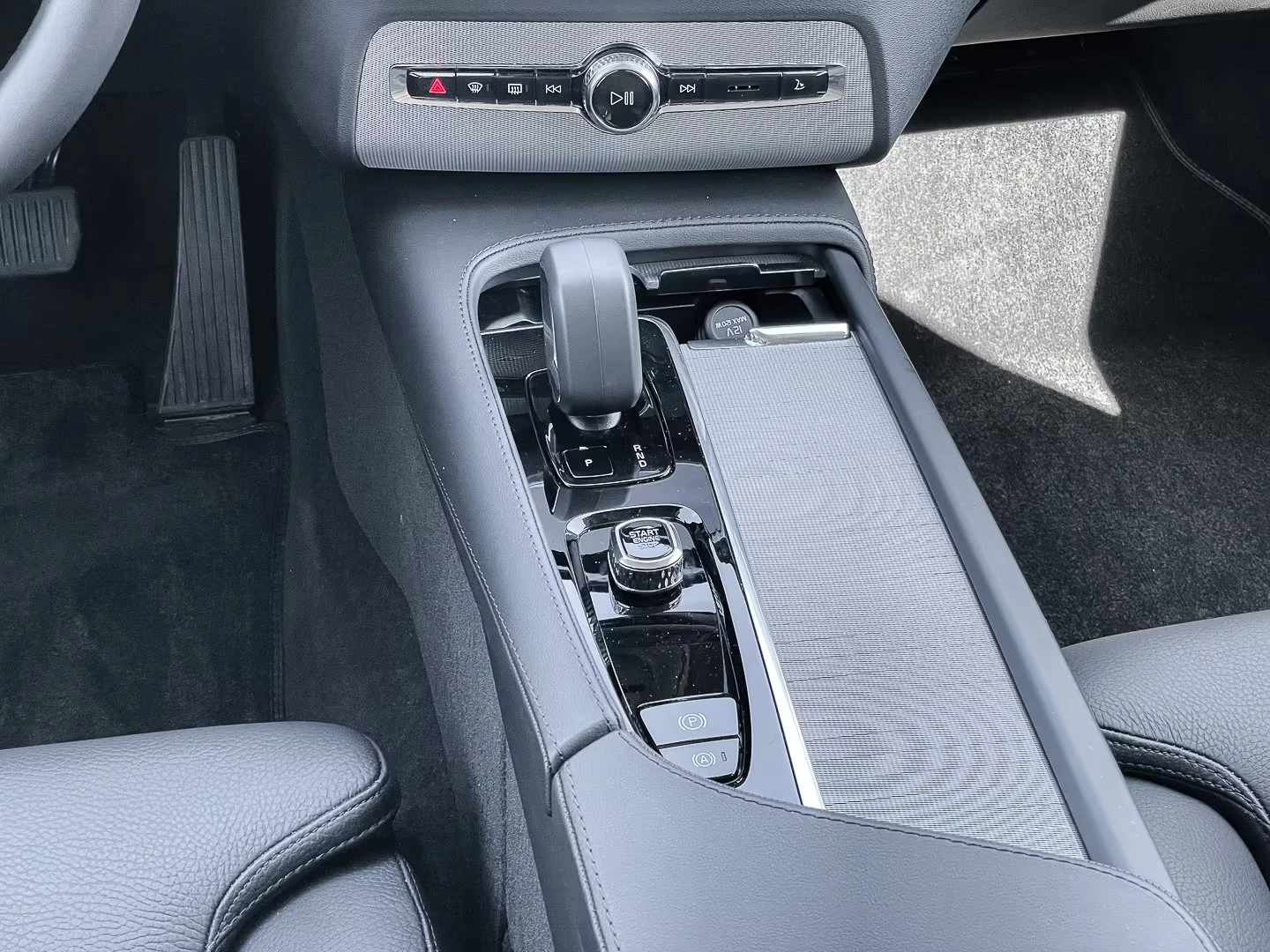 Volvo Xc90 T8/455HP/4X4/RECHARGEPLUS/LED/CAM/ACC/H&K/273z, снимка 15 - Автомобили и джипове - 54111944