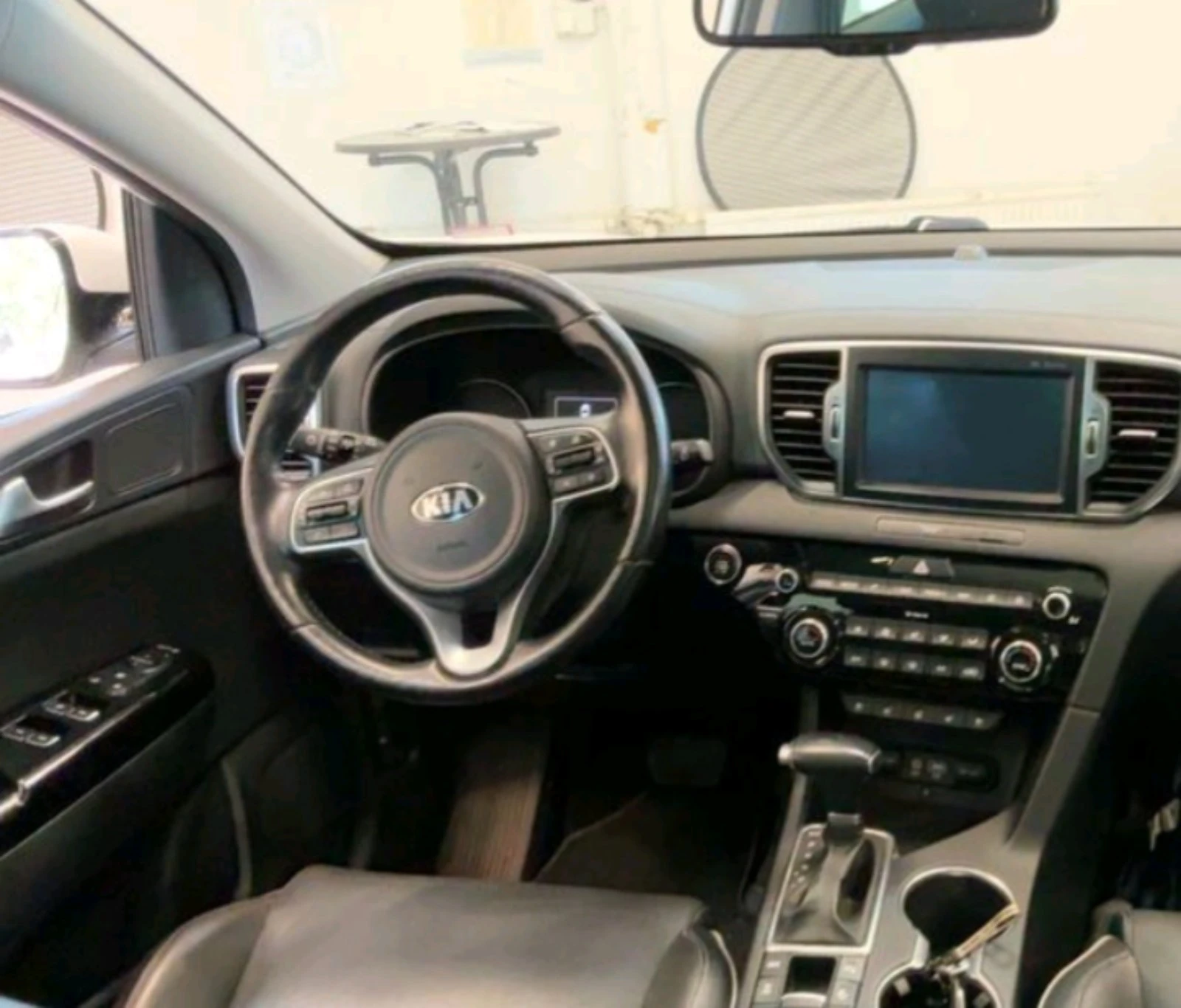 Kia Sportage 2.0CRDI* Platinum* Дистроник* Обдухване* JBL* Пано, снимка 7 - Автомобили и джипове - 56111829
