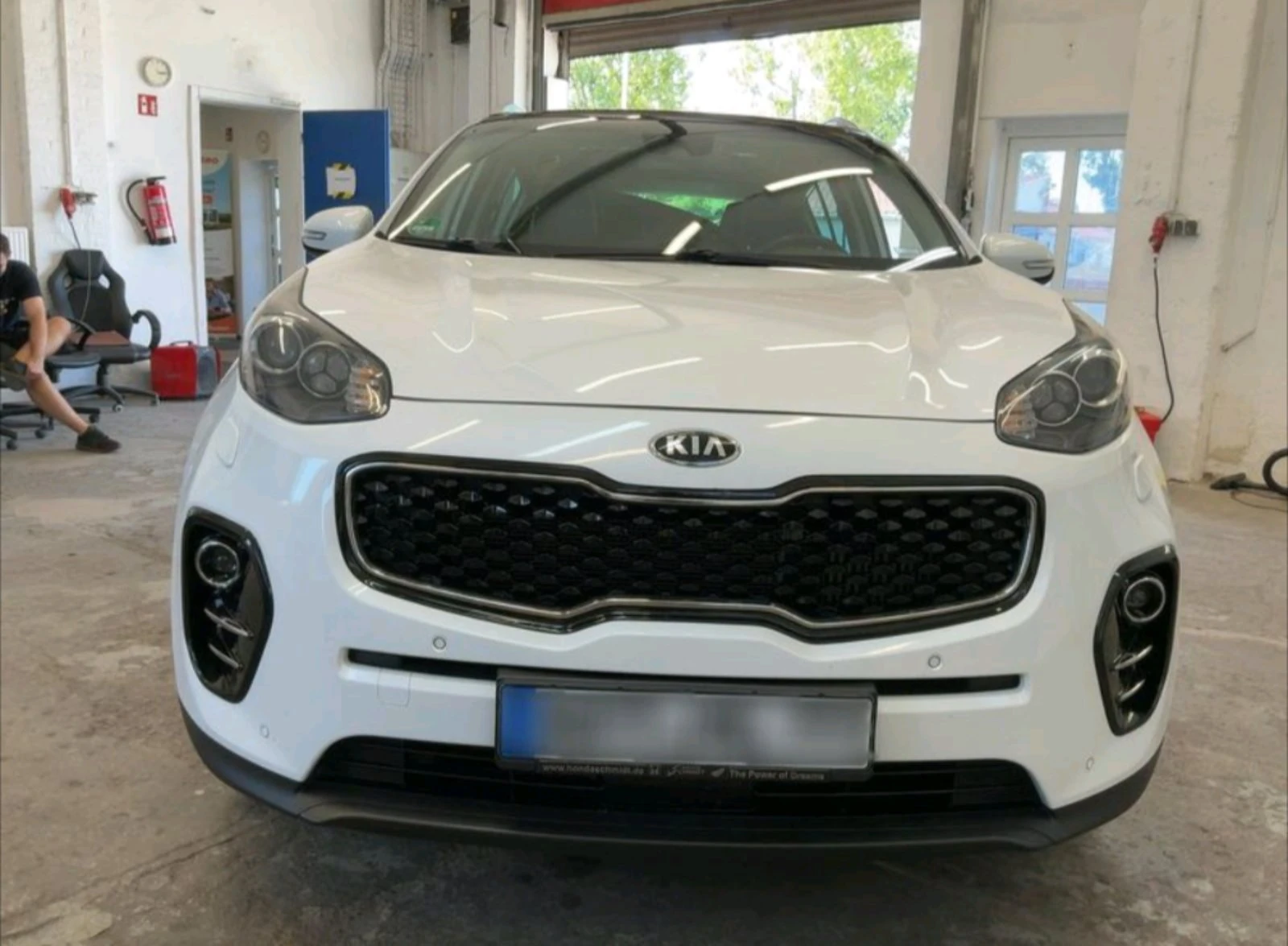 Kia Sportage 2.0CRDI* Platinum* Дистроник* Обдухване* JBL* Пано, снимка 2 - Автомобили и джипове - 56111829