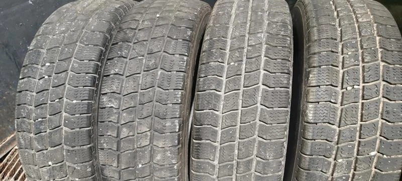 Гуми Зимни 215/70R15, снимка 1 - Гуми и джанти - 33034519