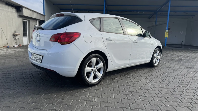 Opel Astra J, снимка 4 - Автомобили и джипове - 48571731