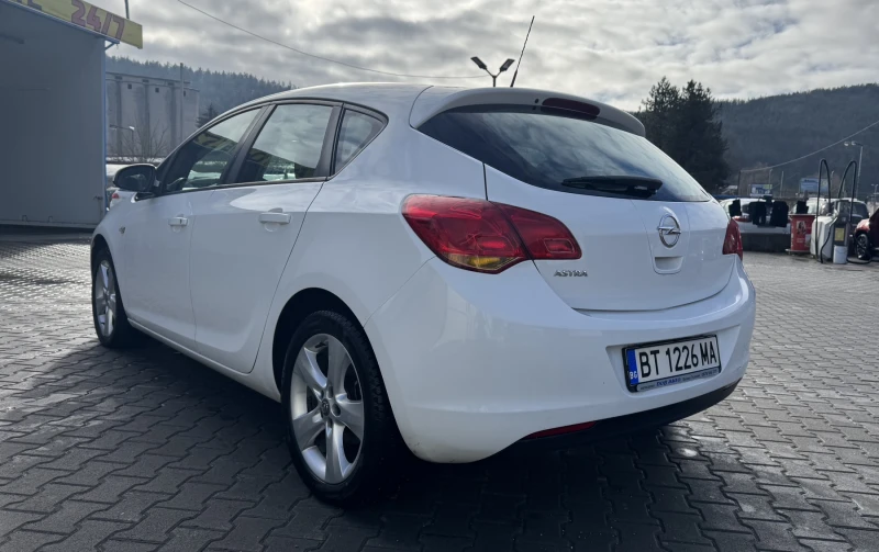 Opel Astra J, снимка 6 - Автомобили и джипове - 48571731