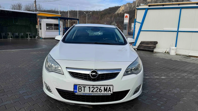 Opel Astra J, снимка 1 - Автомобили и джипове - 48571731