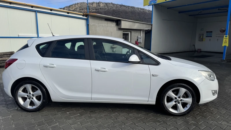 Opel Astra J, снимка 3 - Автомобили и джипове - 48571731