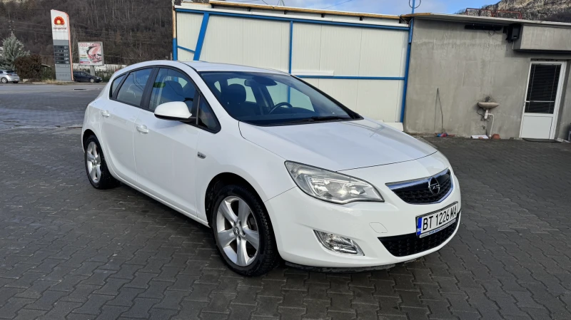 Opel Astra J, снимка 2 - Автомобили и джипове - 48571731