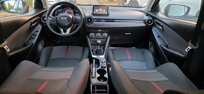 Mazda 2 1.5i SkyG * 6 ск.* KEYLESS* HEAD UP* LANE ASSIST* , снимка 9 - Автомобили и джипове - 51695806