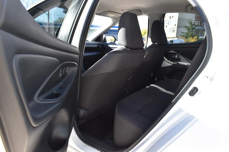 Toyota Yaris 1.5i* AUTOM* 8години ГАРАНЦИЯ* BRAKE-ASSIST* LINE, снимка 11 - Автомобили и джипове - 52236906