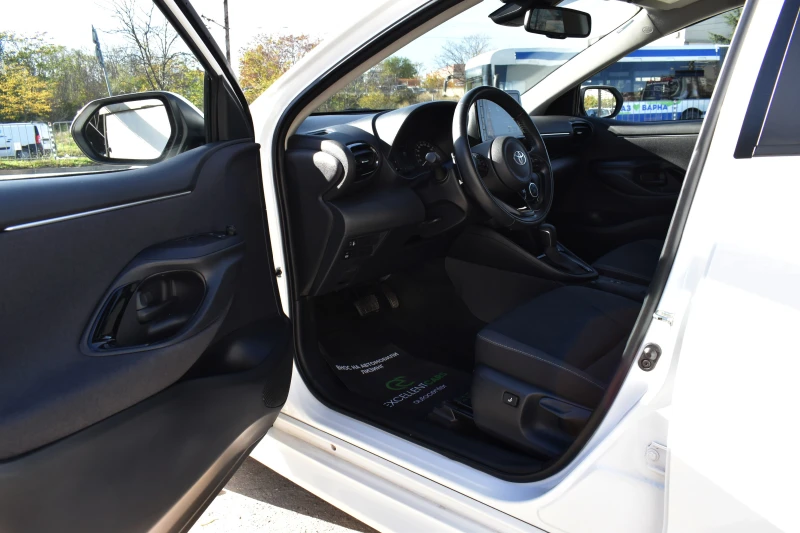 Toyota Yaris 1.5i* AUTOM* 8години ГАРАНЦИЯ* BRAKE-ASSIST* LINE, снимка 8 - Автомобили и джипове - 52236906