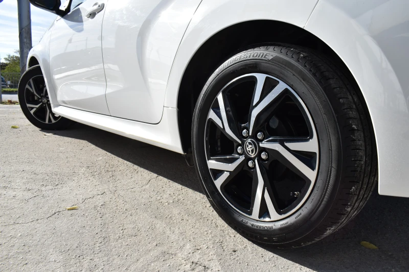 Toyota Yaris 1.5i* AUTOM* 8години ГАРАНЦИЯ* BRAKE-ASSIST* LINE, снимка 2 - Автомобили и джипове - 52236906