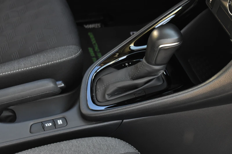 Toyota Yaris 1.5i* AUTOM* 8години ГАРАНЦИЯ* BRAKE-ASSIST* LINE, снимка 13 - Автомобили и джипове - 52236906