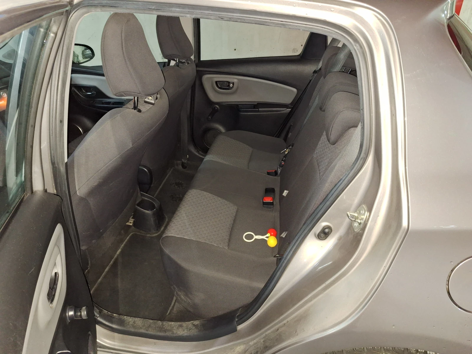 Toyota Yaris 1.0i  - изображение 4