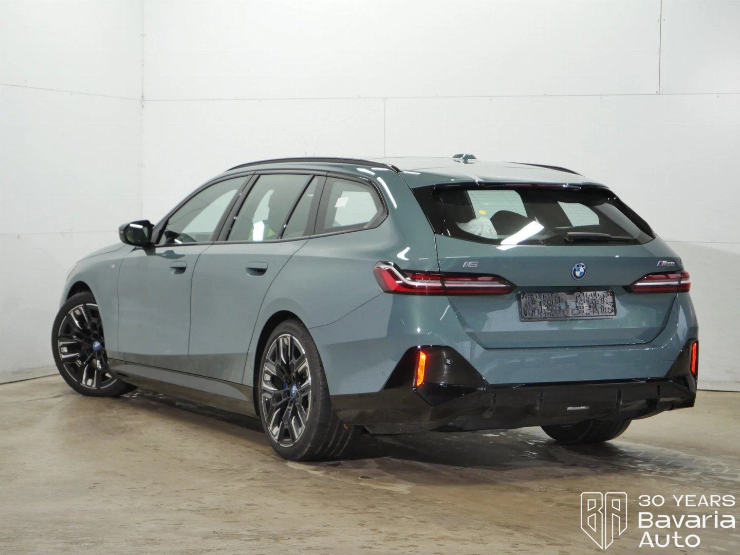 BMW i5 M60 xDrive Touring - изображение 2