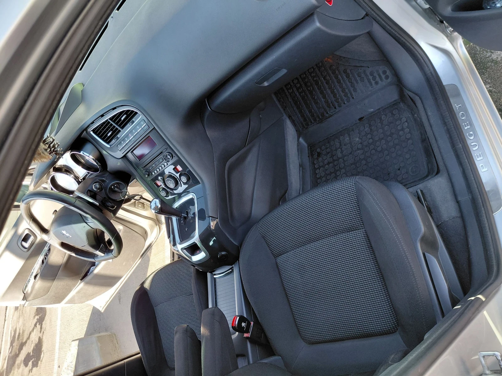 Peugeot 5008 1.6 HDI, снимка 8 - Автомобили и джипове - 54117765