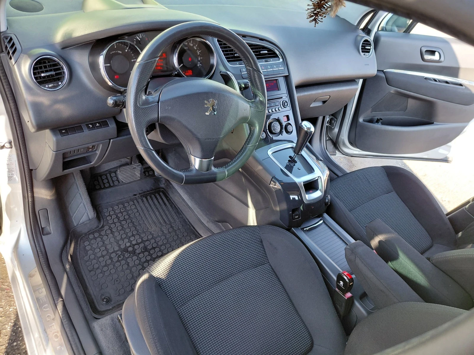 Peugeot 5008 1.6 HDI, снимка 6 - Автомобили и джипове - 54117765