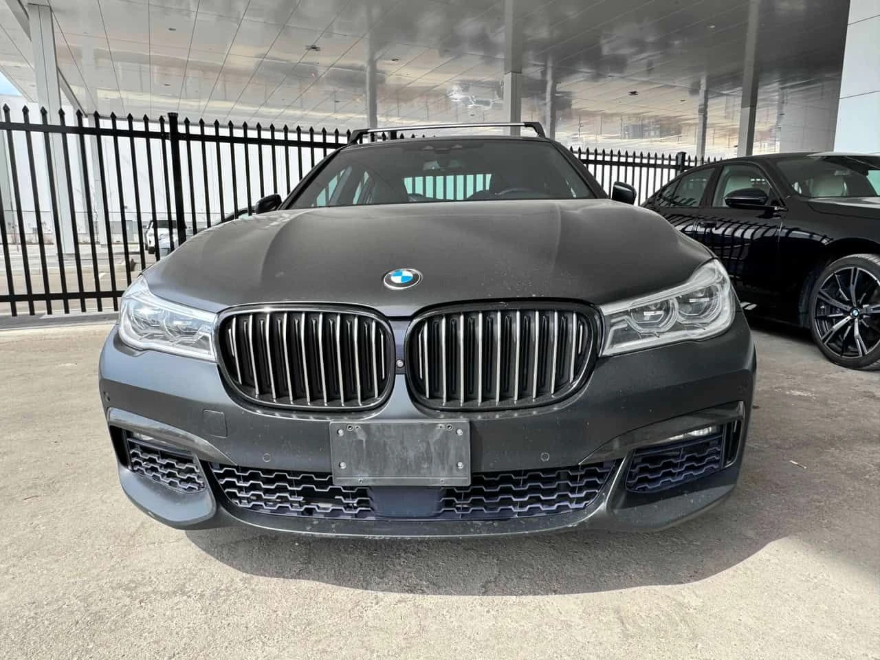 BMW 750 i xDrive/HUD/360/ОБДУХВАНЕ/DIS/ВТОРИ ГУМИ И ДЖАНТИ, снимка 2 - Автомобили и джипове - 54155308