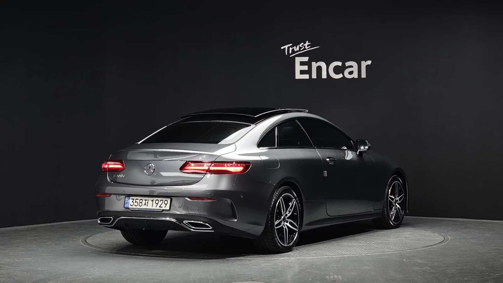 Mercedes-Benz E 220 2019* AMG PK* KEYLESS* HEAD-UP* AMBIENT* КРАЙНА ЦЕ, снимка 4 - Автомобили и джипове - 54388357