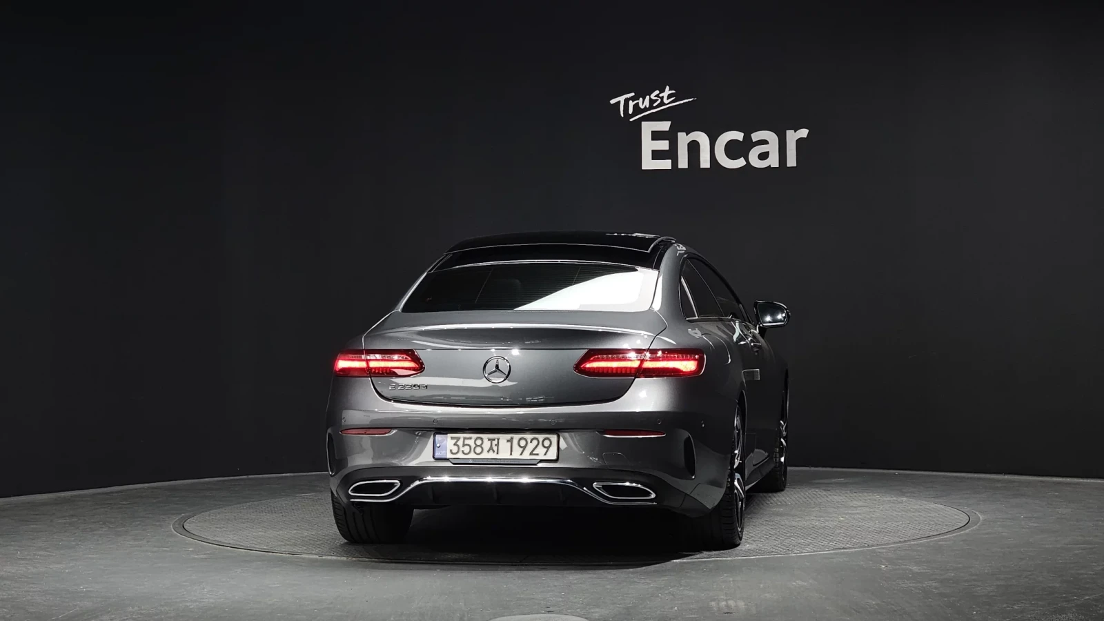 Mercedes-Benz E 220 2019* AMG PK* KEYLESS* HEAD-UP* AMBIENT* КРАЙНА ЦЕ, снимка 3 - Автомобили и джипове - 54388357