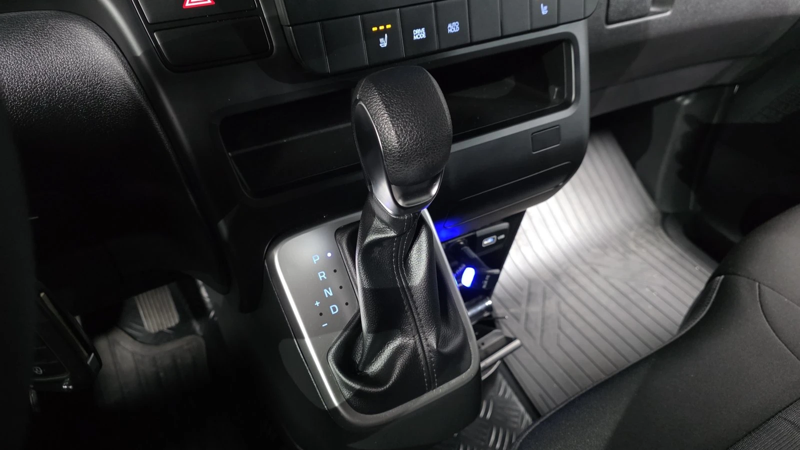 Hyundai Staria Cargo* BLIND SPOT* КРАЙНА ЦЕНА, снимка 9 - Автомобили и джипове - 55302160