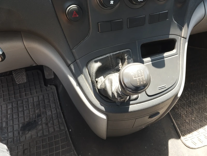 Hyundai H1 Товарен, снимка 8 - Бусове и автобуси - 53290803