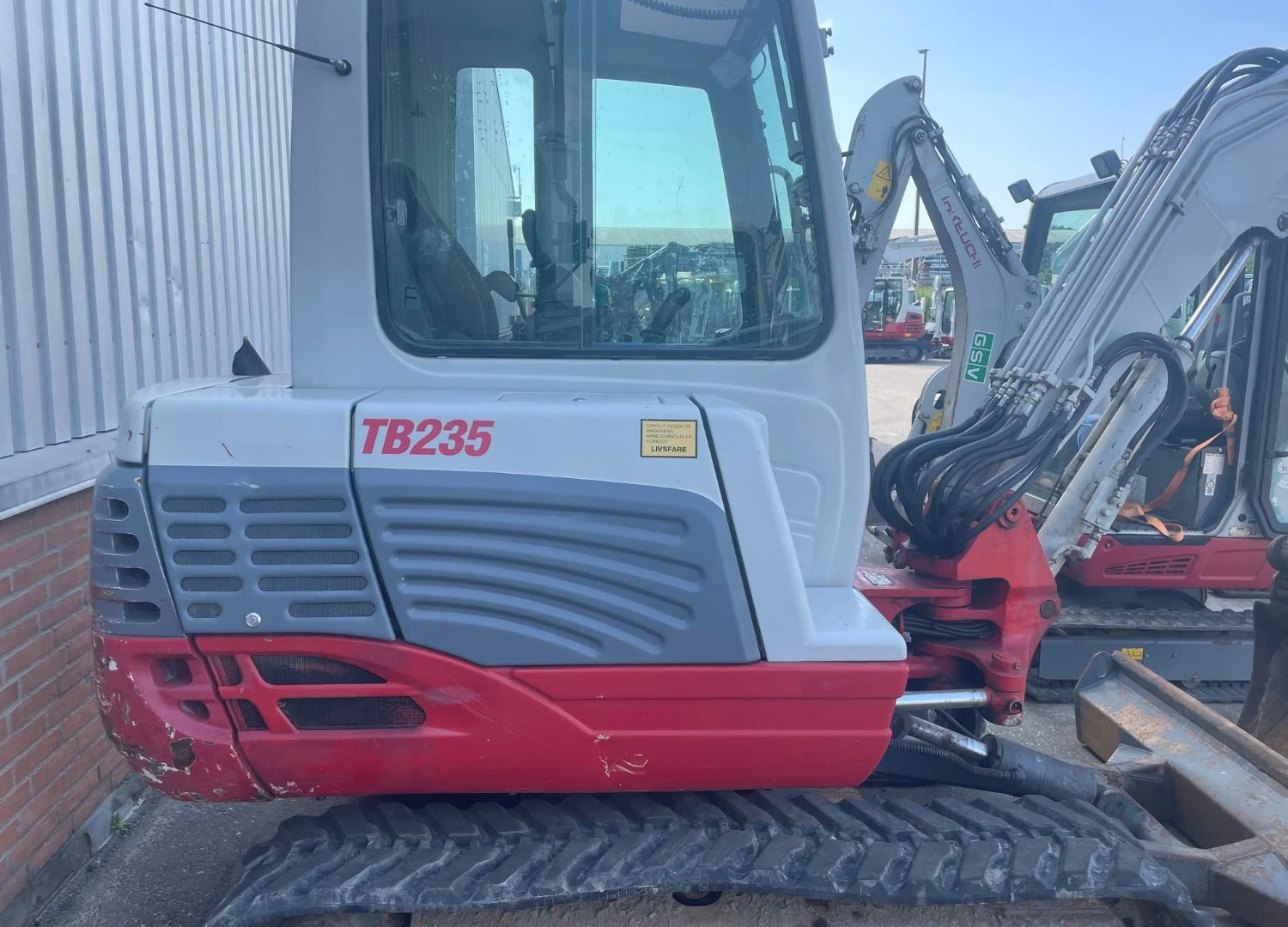 Багер Takeuchi TB235 - изображение 2