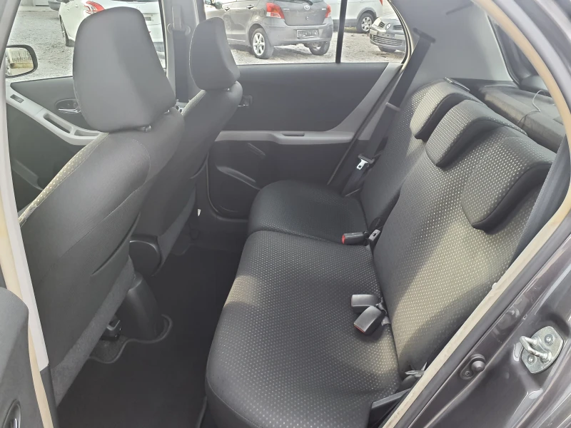 Toyota Yaris 1.3I AUTOMAT, снимка 9 - Автомобили и джипове - 48228601