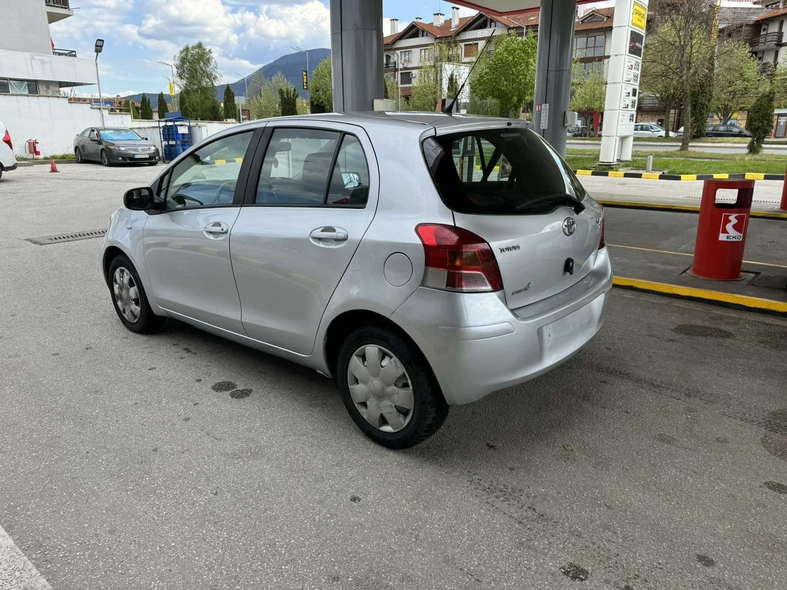 Toyota Yaris 1.3i.        129000km - изображение 4