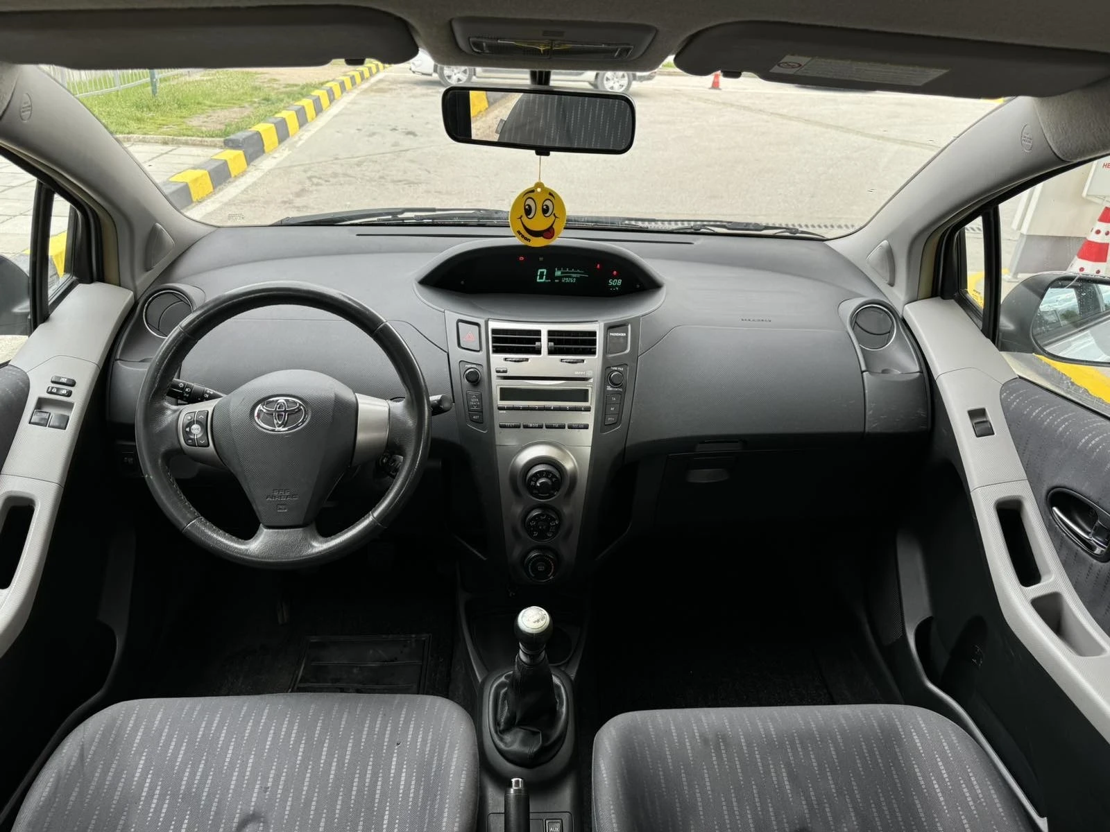Toyota Yaris 1.3i.        129000km - изображение 9