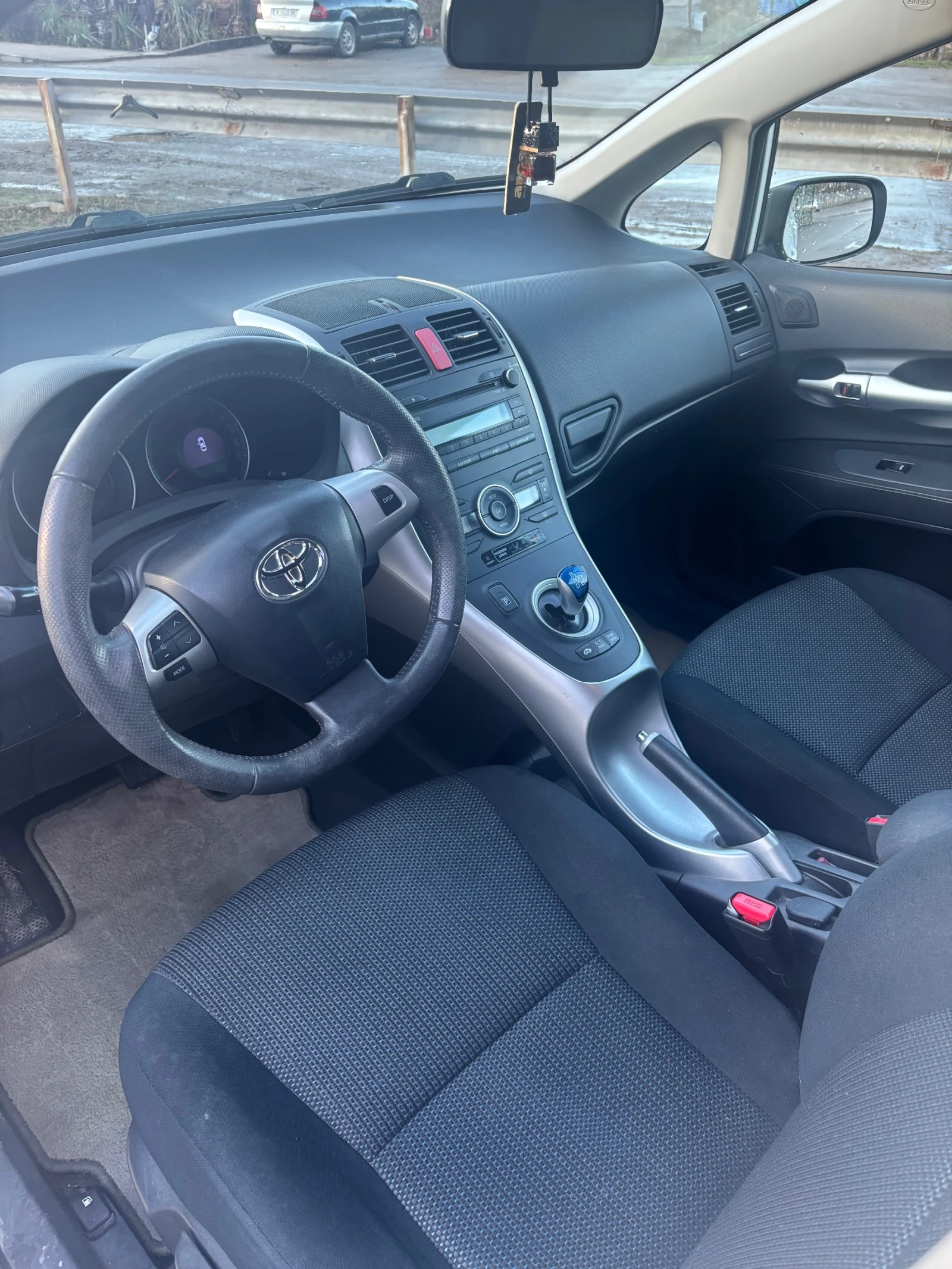 Toyota Auris  - изображение 8