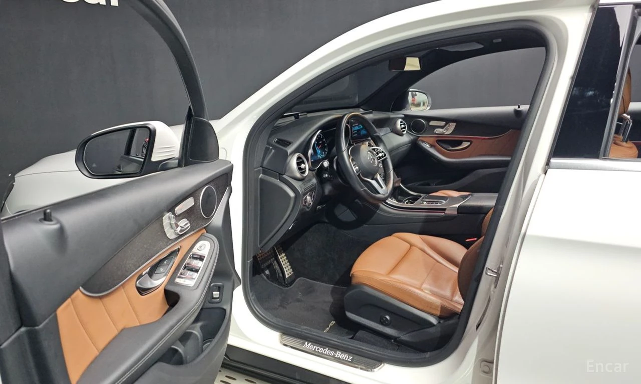 Mercedes-Benz GLC 300 COUPE* AMG* LINE* ПОДГРЕВ* ХЕДЪП* LANE* ASSIST* , снимка 5 - Автомобили и джипове - 54744014
