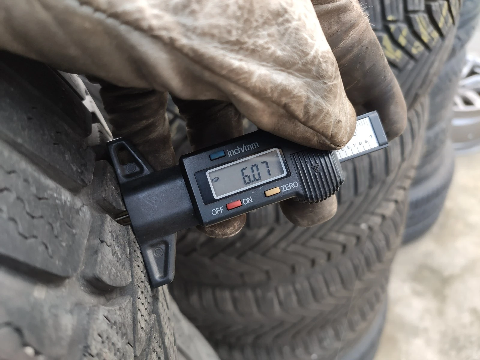 Гуми Зимни 215/60R17, снимка 6 - Гуми и джанти - 56732444