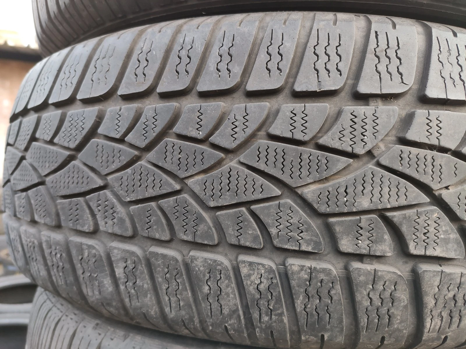 Гуми Зимни 215/60R17, снимка 2 - Гуми и джанти - 56732444