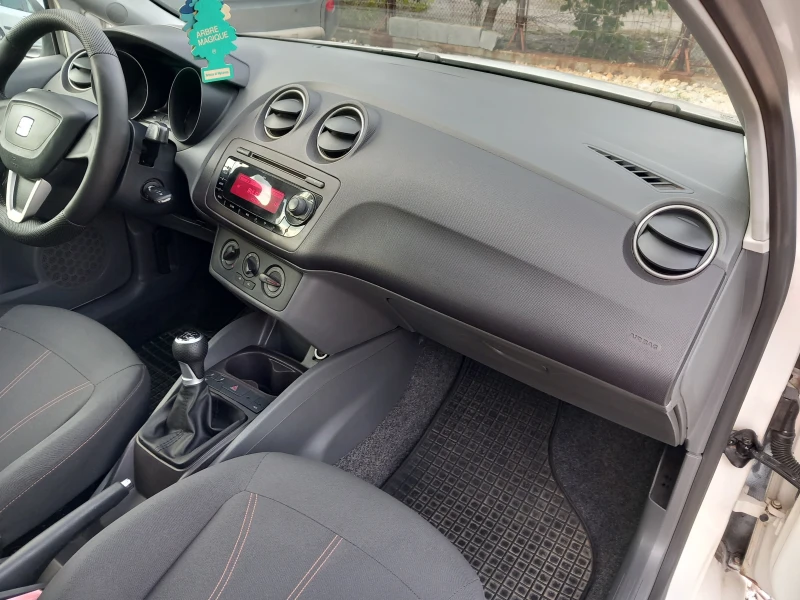 Seat Ibiza 1.4i 86кс Клима, снимка 12 - Автомобили и джипове - 47550474