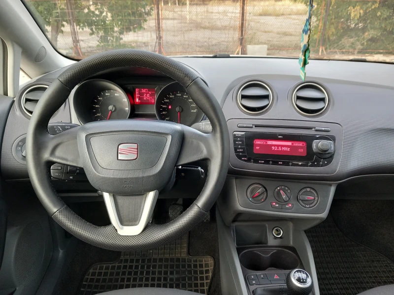 Seat Ibiza 1.4i 86кс Клима, снимка 13 - Автомобили и джипове - 47550474