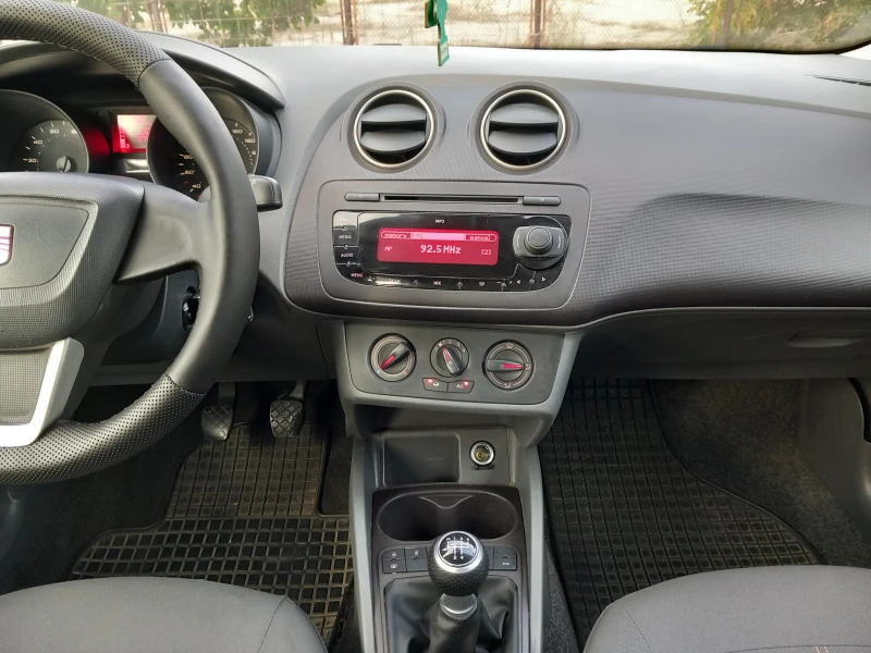 Seat Ibiza 1.4i 86кс Клима, снимка 14 - Автомобили и джипове - 47550474