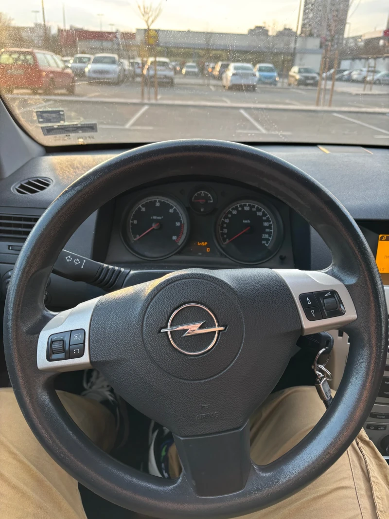 Opel Astra 1.9 CDTI, снимка 11 - Автомобили и джипове - 48984905