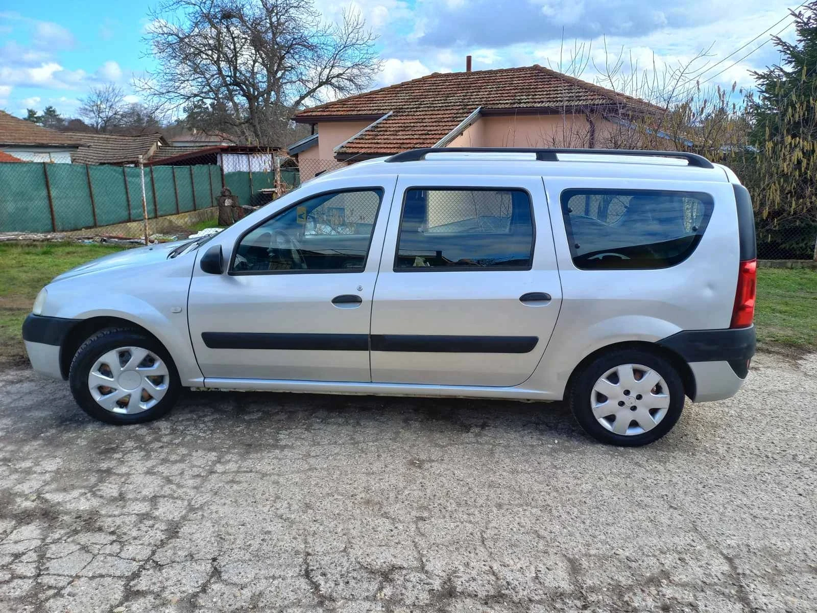 Dacia Logan, снимка 4 - Автомобили и джипове - 53726703