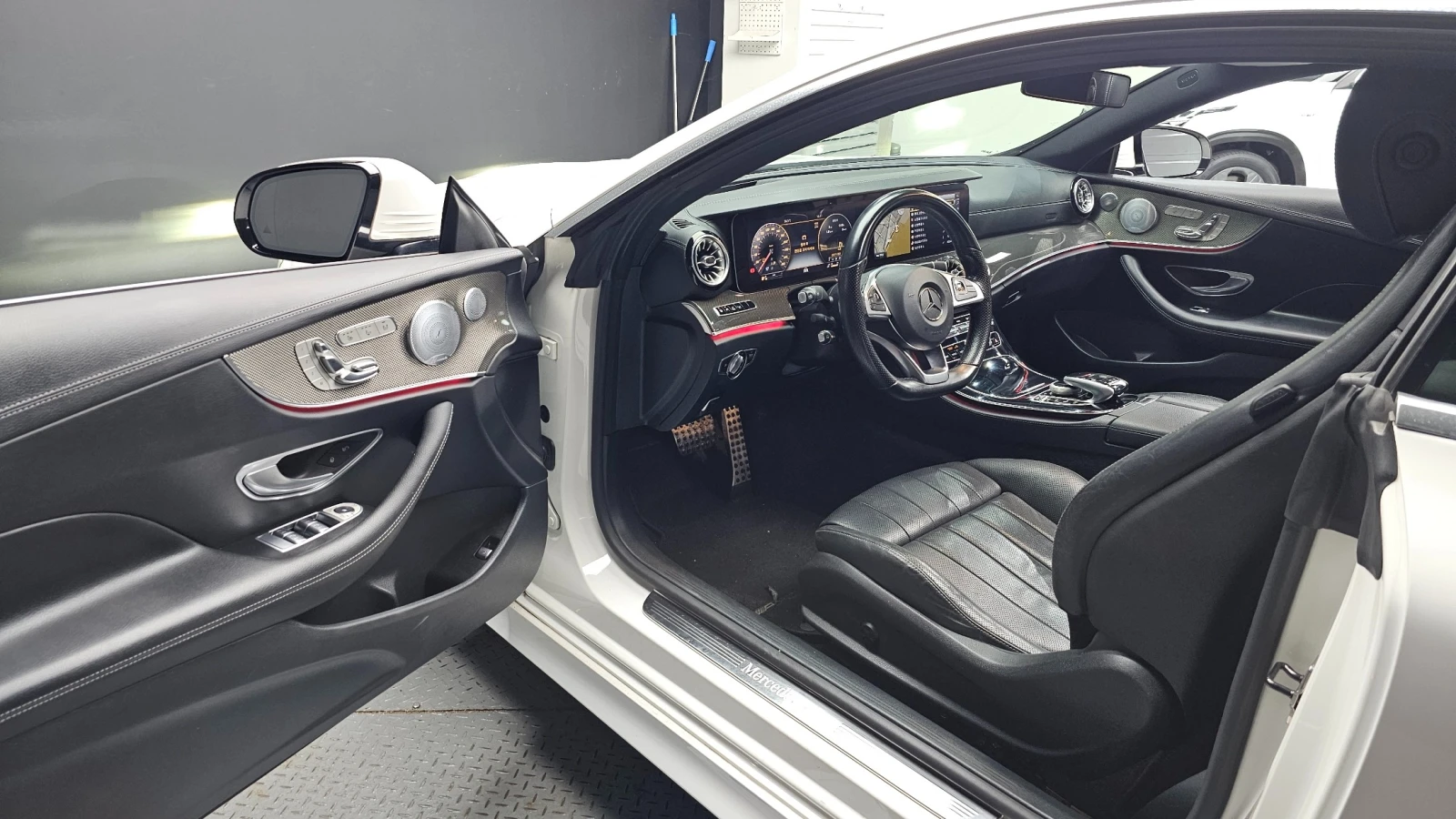 Mercedes-Benz E 400 4MATIC Coupe | HUD | 360  | Burmester, снимка 9 - Автомобили и джипове - 55279193