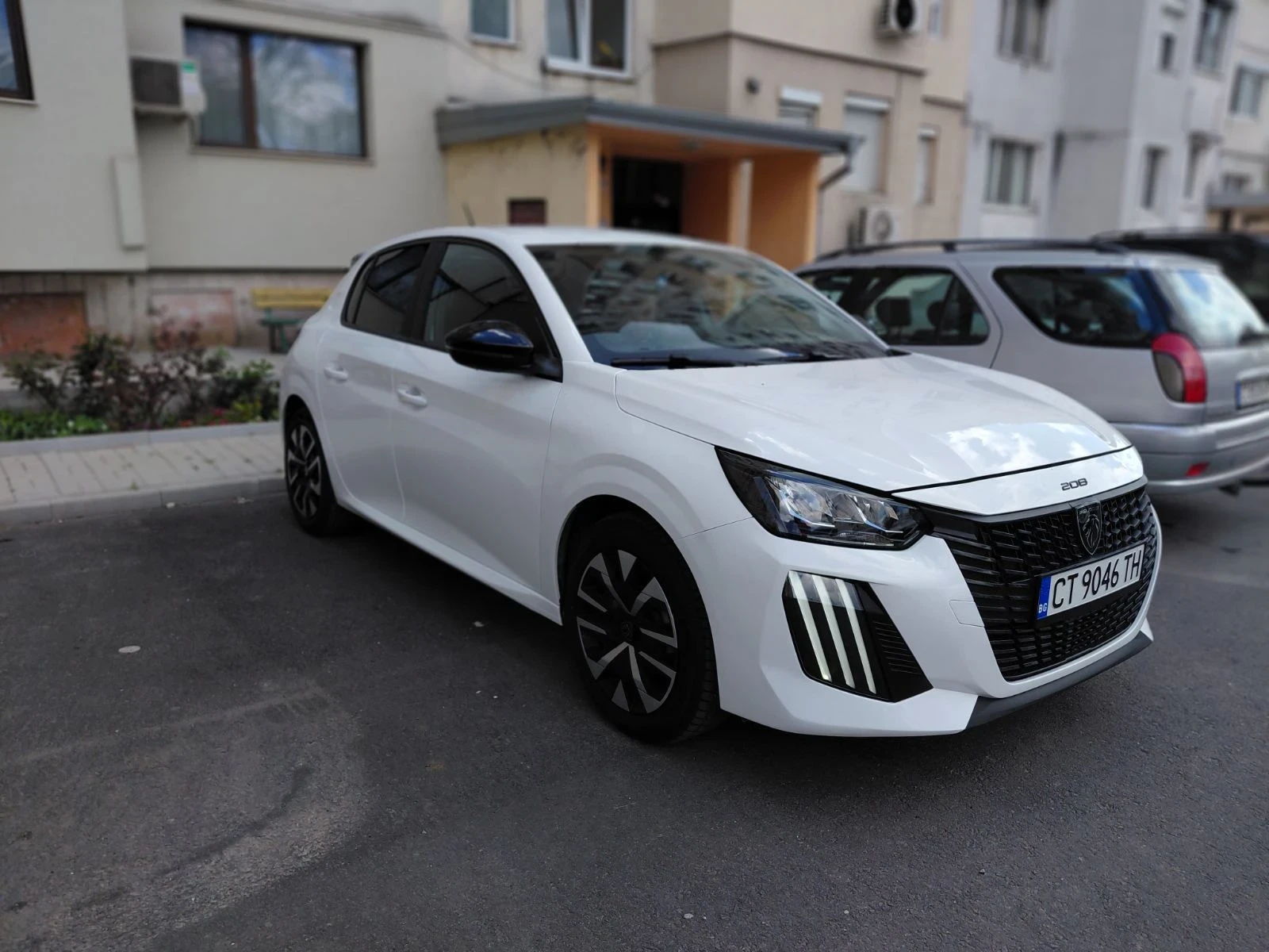Peugeot 208 1.2 110к.с хибрид, снимка 10 - Автомобили и джипове - 56123948