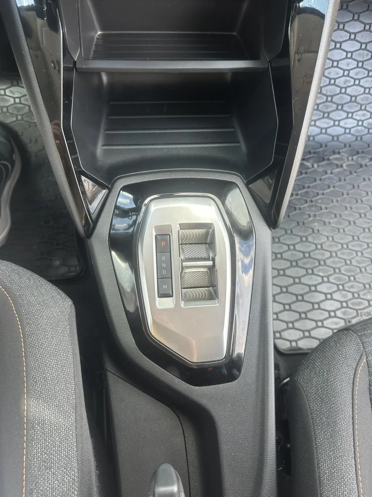 Peugeot 208 1.2 110к.с хибрид, снимка 7 - Автомобили и джипове - 56123948